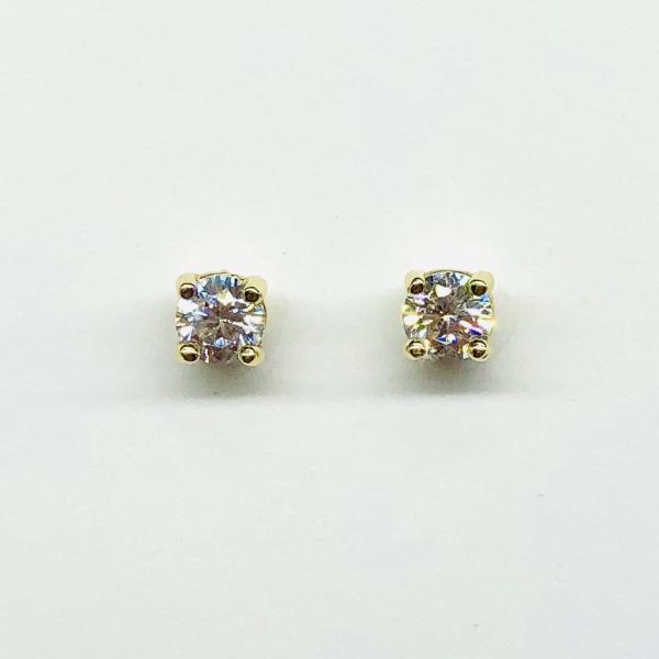 14 karátos sárga arany brill fülbevaló. Tisztasága és színe a nemzetközi besorolás szerint: vs,g, nagysága 0,18ct.
Bedugós fülbevaló.