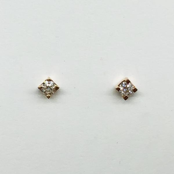 14 karátos vörös arany brill fülbevaló. Tisztasága és színe a nemzetközi besorolás szerint: vs,g, nagysága 0,10ct.
Bedugós fülbevaló.