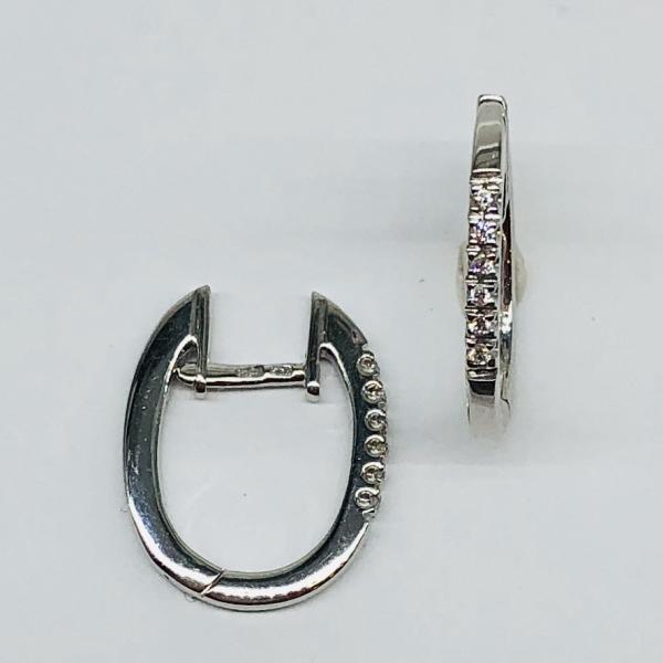 14 karátos fehér arany brill fülbevaló. Tisztasága és színe a nemzetközi besorolás szerint: vs,g, nagysága 0,07ct.