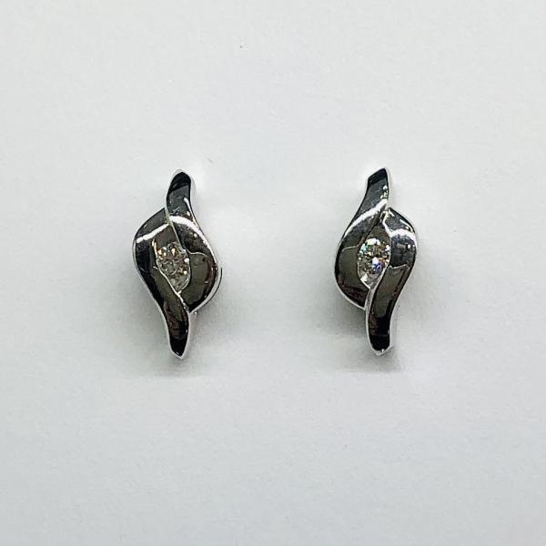 14 karátos fehér arany brill fülbevaló. Tisztasága és színe a nemzetközi besorolás szerint: vs,g, nagysága 0,08ct.
Bedugós fülbevaló.