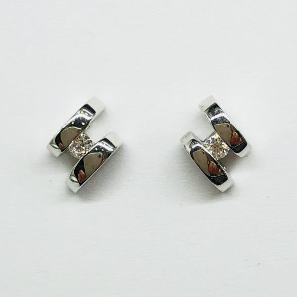 14 karátos fehér arany brill fülbevaló. Tisztasága és színe a nemzetközi besorolás szerint: vs,g, nagysága 0,08ct.
Bedugós fülbevaló.