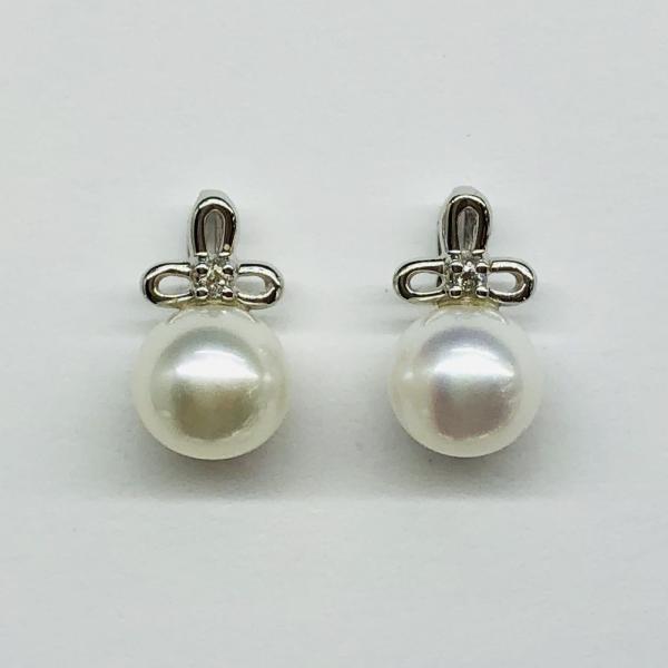 14 karátos fehér arany brill fülbevaló. Tisztasága és színe a nemzetközi besorolás szerint: vs,g, nagysága 0,03ct, édesvízi tenyésztett gyönggyel díszítve.