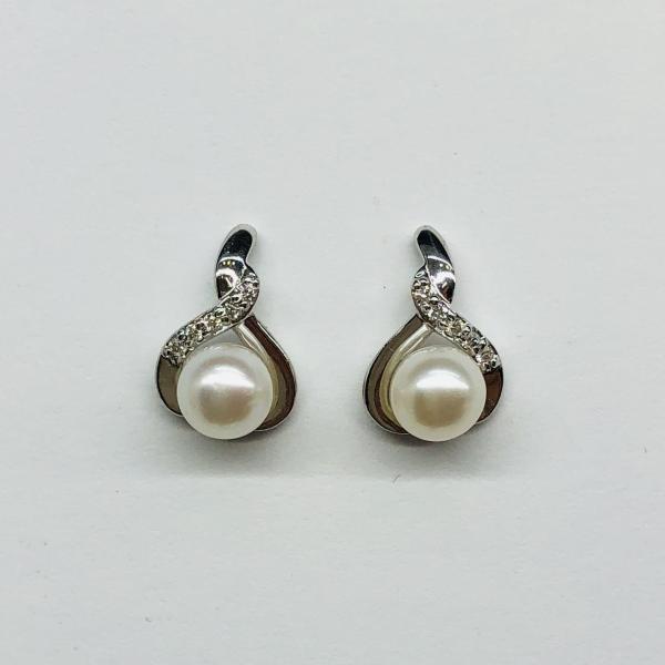 14 karátos fehér arany brill fülbevaló. Tisztasága és színe a nemzetközi besorolás szerint: vs,g, nagysága 0,16ct, édesvízi tenyésztett gyönggyel díszítve.