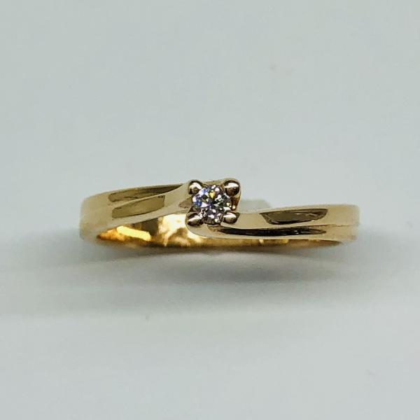 14 karátos vörös arany brill gyűrű. Tisztasága és színe a nemzetközi besorolás szerint: vs,g, nagysága 0,05ct.