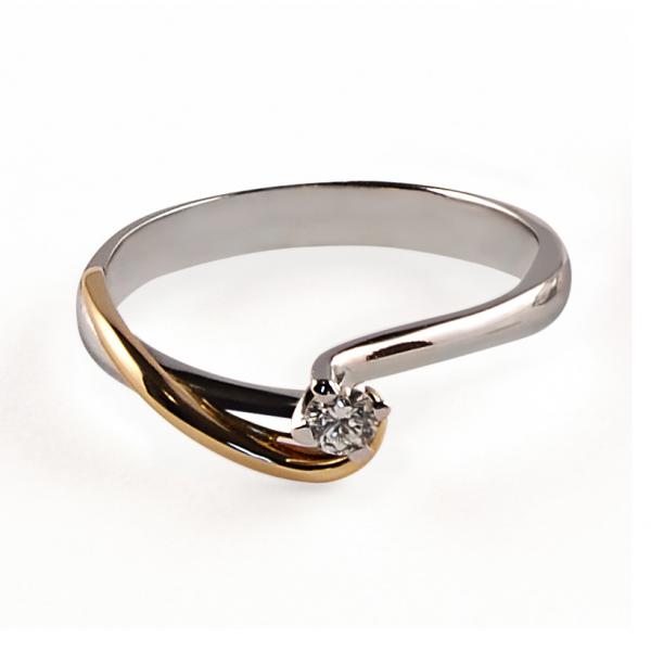 14 karátos fehér és vörös arany brill gyűrű. Tisztasága és színe a nemzetközi besorolás szerint: vs,g, nagysága 0,05ct.