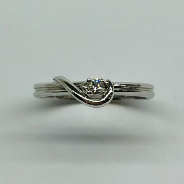 14 karátos fehér arany brill gyűrű. Tisztasága és színe a nemzetközi besorolás szerint: vs,g, nagysága 0,06ct.