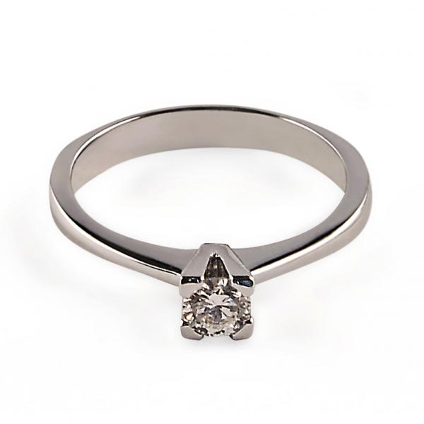 14 karátos fehér arany brill gyűrű. Tisztasága és színe a nemzetközi besorolás szerint: vs,g, nagysága 0,31ct.