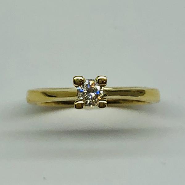 14 karátos sárga arany brill gyűrű. Tisztasága és színe a nemzetközi besorolás szerint: vs,g, nagysága 0,18ct.