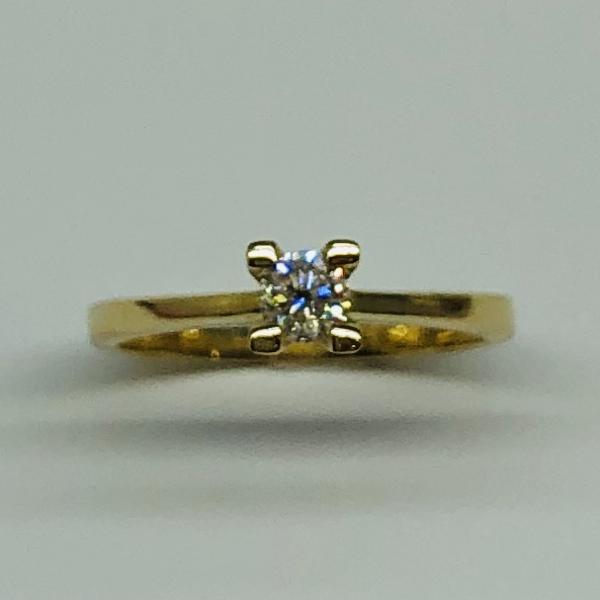 14 karátos sárga arany brill gyűrű. Tisztasága és színe a nemzetközi besorolás szerint: vs,g, nagysága 0,25ct.