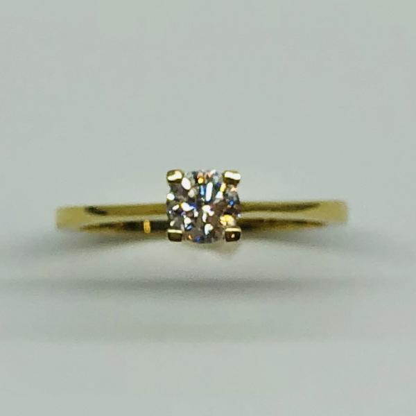 14 karátos sárga arany brill gyűrű. Tisztasága és színe a nemzetközi besorolás szerint: vs/g nagysága 0,21ct.