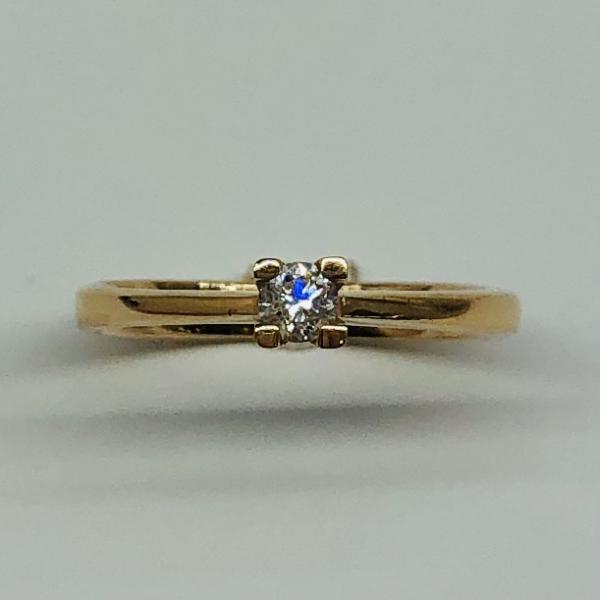 14 karátos vörös arany brill gyűrű. Tisztasága és színe a nemzetközi besorolás szerint: vs,g, nagysága 0,10ct.