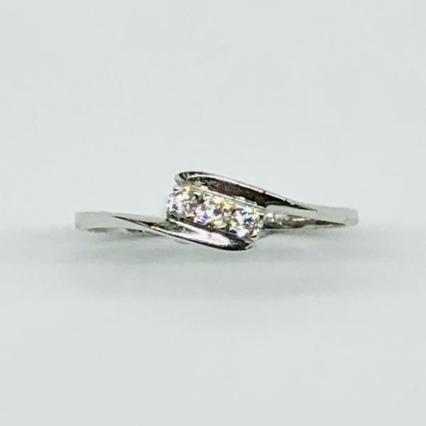 14 karátos fehér arany brill gyűrű. Tisztasága és színe a nemzetközi besorolás szerint: vs,g, nagysága 0,09ct.