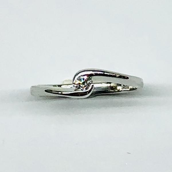 14 karátos fehér arany brill gyűrű. Tisztasága és színe a nemzetközi besorolás szerint: vs,g, nagysága 0,06ct.