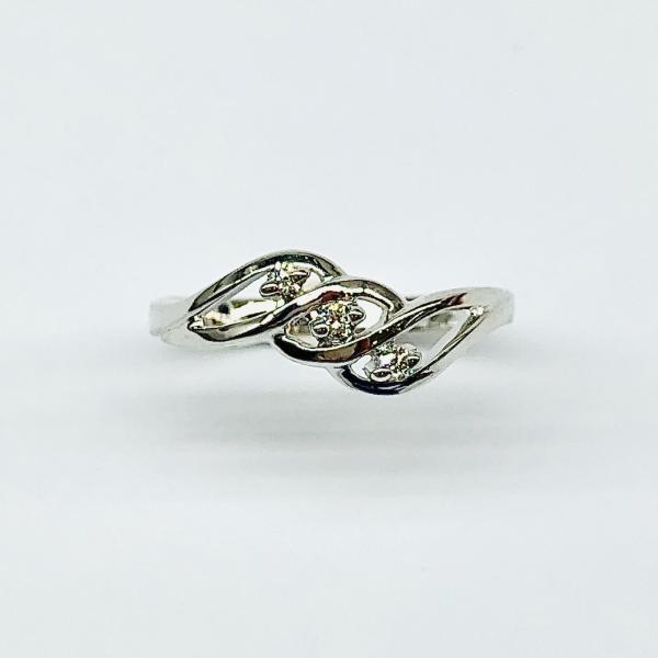 14 karátos fehér arany brill gyűrű. Tisztasága és színe a nemzetközi besorolás szerint: vs,g, nagysága 0,06ct.