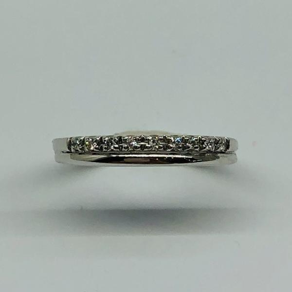 14 karátos fehér arany brill gyűrű. Tisztasága és színe a nemzetközi besorolás szerint: vs,g, nagysága 0,05ct.