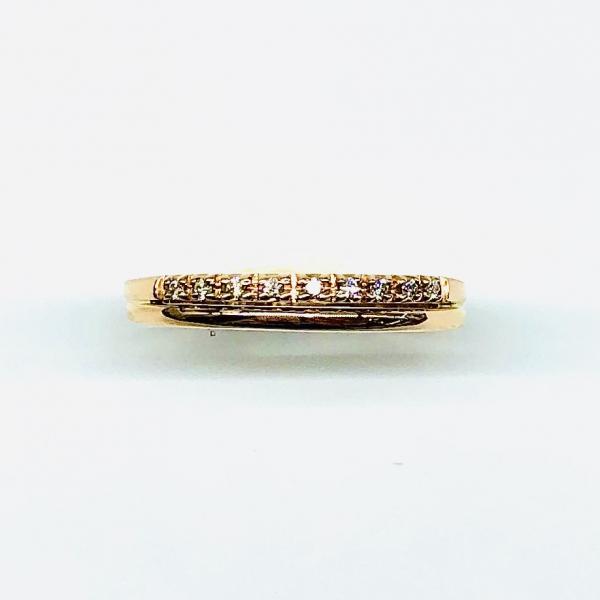 14 karátos vörös arany brill gyűrű. Tisztasága és színe a nemzetközi besorolás szerint: vs,g, nagysága 0,05ct.