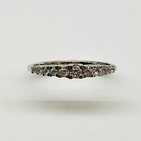 14 karátos fehér arany brill gyűrű. Tisztasága és színe a nemzetközi besorolás szerint: vs,g, nagysága 0,24ct.