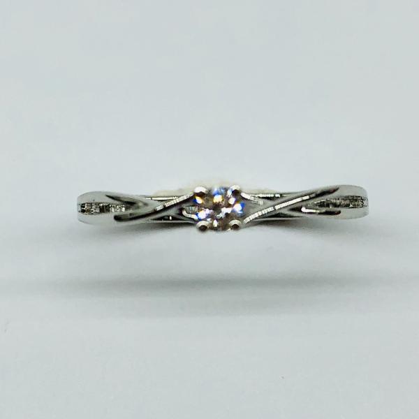 14 karátos fehér arany brill gyűrű. Tisztasága és színe a nemzetközi besorolás szerint: vs,g, nagysága 0,06ct.