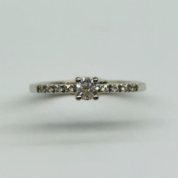 14 karátos fehér arany brill gyűrű. Tisztasága és színe a nemzetközi besorolás szerint: vs,g, nagysága 0,18ct.