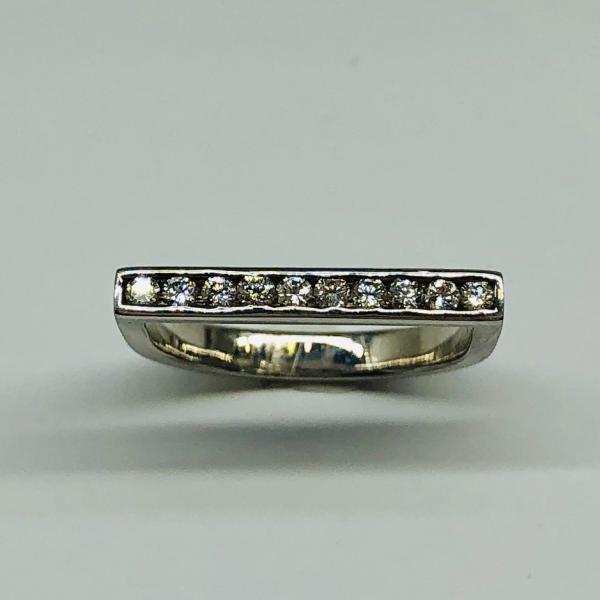 14 karátos fehér arany brill gyűrű. Tisztasága és színe a nemzetközi besorolás szerint: vs,h, nagysága 0,20ct.