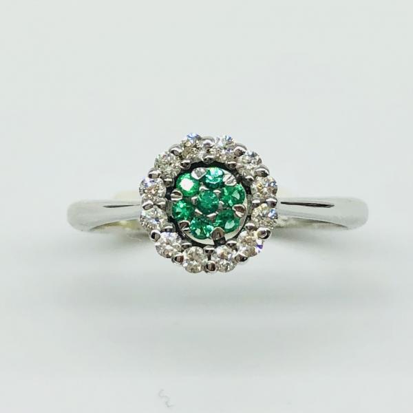 14 karátos fehér arany briliáns gyűrű. Tisztasága és színe a nemzetközi besorolás szerint: vs,g, nagysága 0,18ct, a smaragd kő 0,08ct.