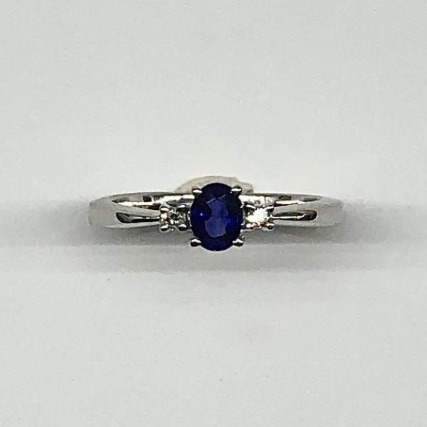 14 karátos fehér arany briliáns gyűrű. Tisztasága és színe a nemzetközi besorolás szerint: vs,g, nagysága 0,04ct, a zafír kő 0,47ct.