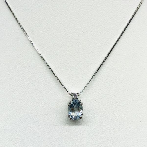14 karátos fehér arany brill lánc medállal. Tisztasága és színe a nemzetközi besorolás szerint: vs,g, nagysága 0,03ct, az aquamarin kő 0,71ct.