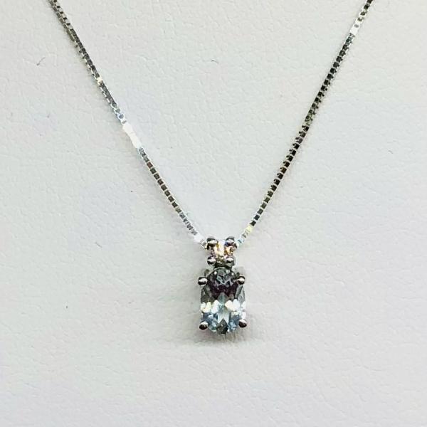 14 karátos fehér arany brill lánc medállal. Tisztasága és színe a nemzetközi besorolás szerint: vs,g, nagysága 0,03ct, az aquamarin kő 0,42ct.