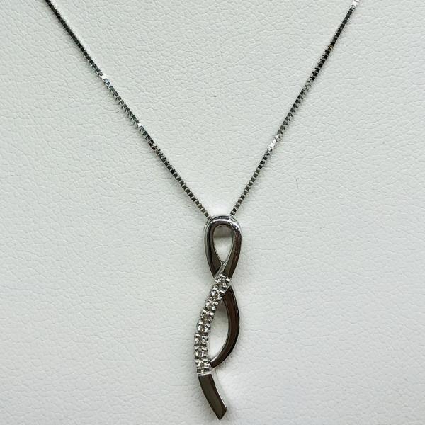 14 karátos fehér arany brill lánc medállal. Tisztasága és színe a nemzetközi besorolás szerint: vs,g, nagysága 0,04ct.