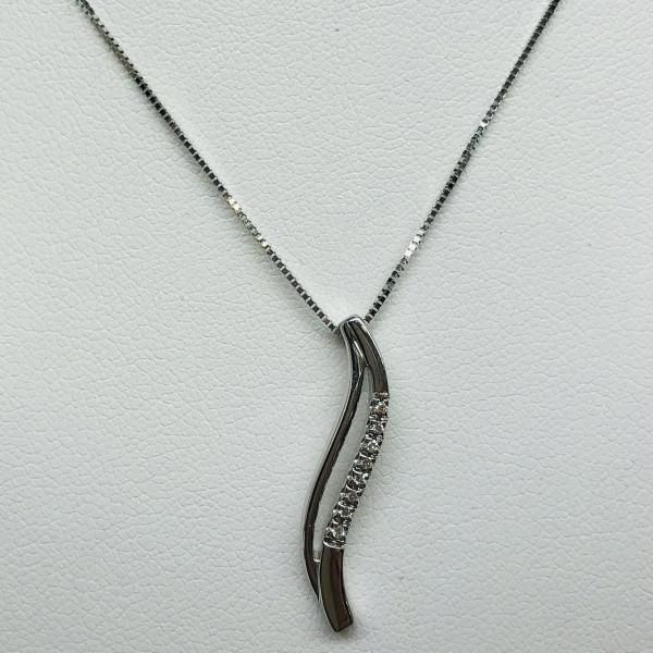 14 karátos fehér arany brill lánc medállal. Tisztasága és színe a nemzetközi besorolás szerint: vs,g, nagysága 0,04ct.