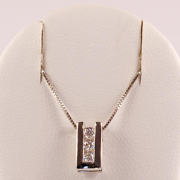 14 karátos fehér arany brill lánc medállal. Tisztasága és színe a nemzetközi besorolás szerint: vs,g, nagysága 0,15ct.