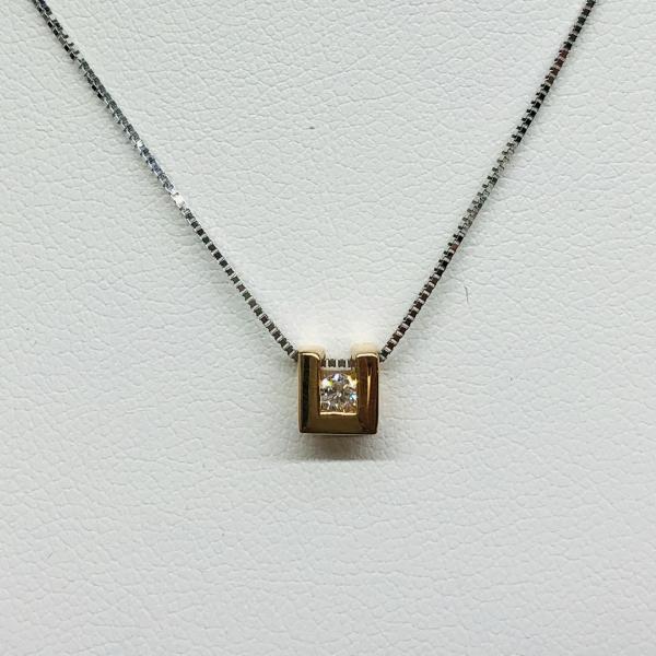 14 karátos vörös és fehér arany brill lánc medállal. Tisztasága és színe a nemzetközi besorolás szerint: vs,g, nagysága 0,06ct.