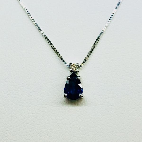 14 karátos fehér arany brill lánc medállal. Tisztasága és színe a nemzetközi besorolás szerint: vs,g, nagysága 0,02ct, a zafír kő 0,5ct.