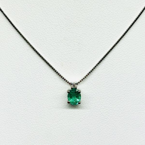 14 karátos fehér arany brill medál lánccal. Tisztasága és színe a nemzetközi besorolás szerint: vs,g, nagysága 0,02ct, a smaragd kő 0,38ct.