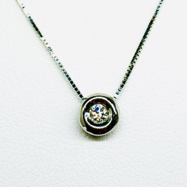 14 karátos fehér arany brill lánc medállal. Tisztasága és színe a nemzetközi besorolás szerint: vs,g, nagysága 0,06ct.