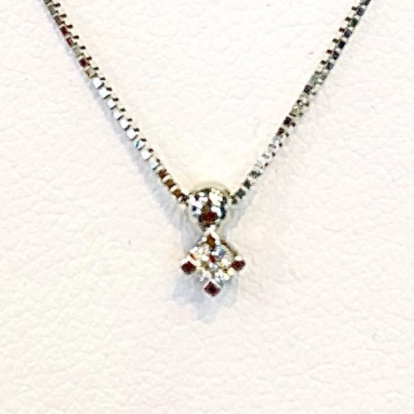 14 karátos fehér arany brill lánc medállal. Tisztasága és színe a nemzetközi besorolás szerint: vs,g, nagysága 0,10ct.