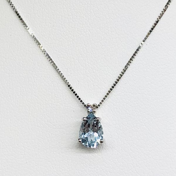 14 karátos fehér arany brill lánc medállal. Tisztasága és színe a nemzetközi besorolás szerint: vs,g, nagysága 0,015ct, az aquamarin kő 0,65ct.