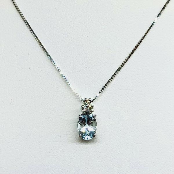 14 karátos fehér arany brill lánc medállal. Tisztasága és színe a nemzetközi besorolás szerint: vs,g, nagysága 0,03ct, az aquamarin kő 0,71ct.