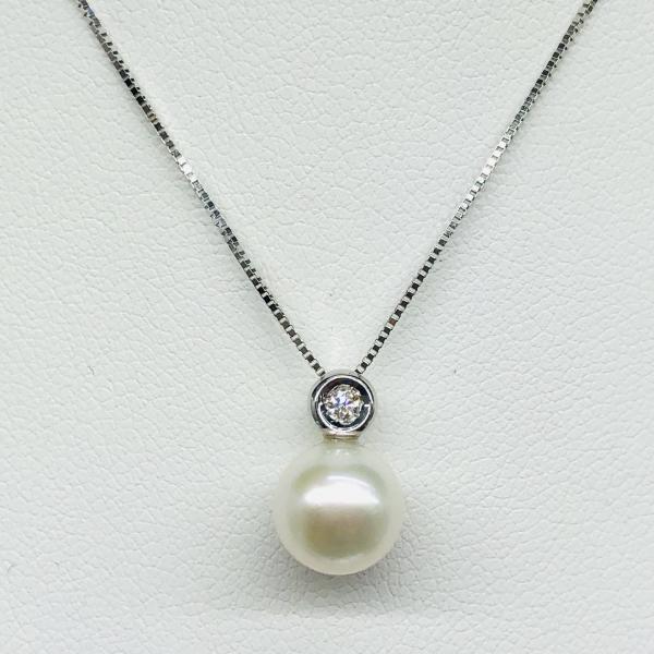 14 karátos fehér arany brill lánc medállal és tenyésztett gyönggyel díszítve. Tisztasága és színe a nemzetközi besorolás szerint: vs,g, nagysága 0,05ct.
