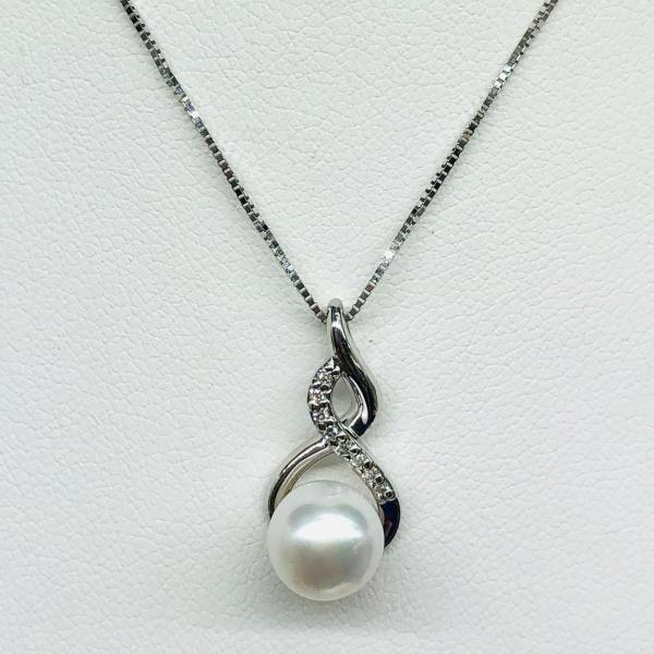 14 karátos fehér arany brill lánc medállal és tenyésztett gyönggyel díszítve. Tisztasága és színe a nemzetközi besorolás szerint: vs,g, nagysága 0,04ct.