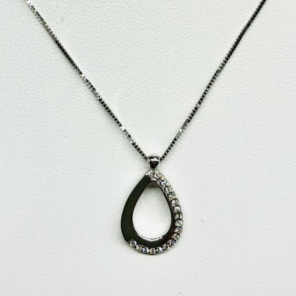 14 karátos fehér arany brill lánc medállal. Tisztasága és színe a nemzetközi besorolás szerint: vs,g, nagysága 0,10ct.