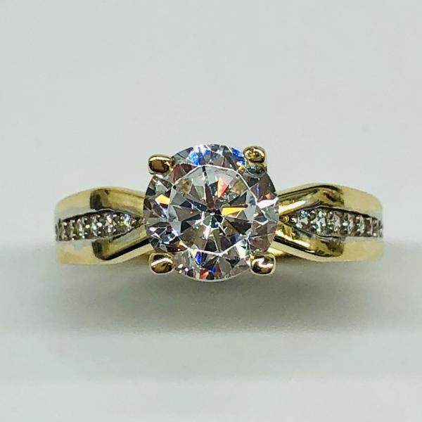 14 karátos sárga arany cirkónia köves gyűrű. A gyűrű súlya 2,2gr.