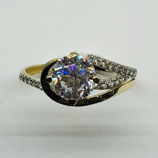 14 karátos sárga arany cirkónia köves gyűrű. A gyűrű súlya 2,2gr.