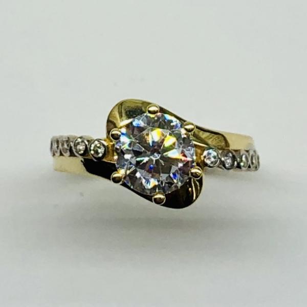 14 karátos sárga arany cirkónia köves gyűrű. A gyűrű súlya 2,2gr.