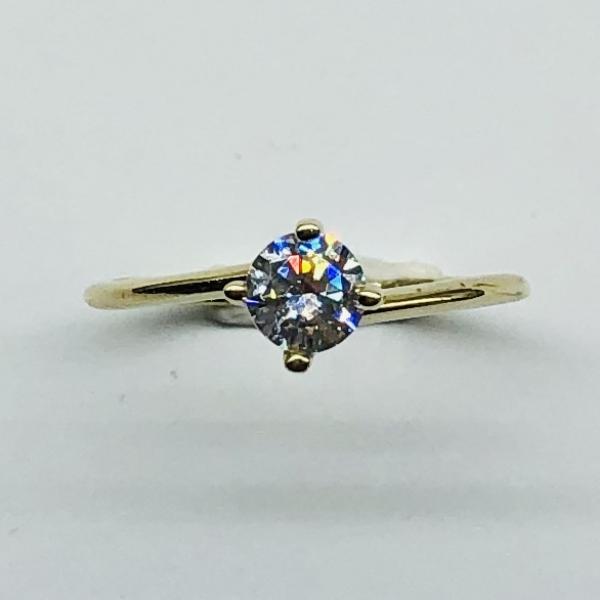 14 karátos sárga arany cirkónia köves gyűrű. A gyűrű súlya 1,6gr.