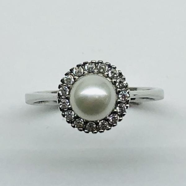 14 karátos fehér arany cirkónia köves gyűrű tenyésztett gyönggyel. A gyűrű súlya 2,9gr.
