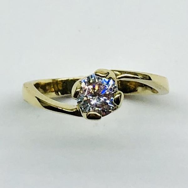 14 karátos sárga arany cirkónia köves gyűrű. A gyűrű súlya 2,5gr.