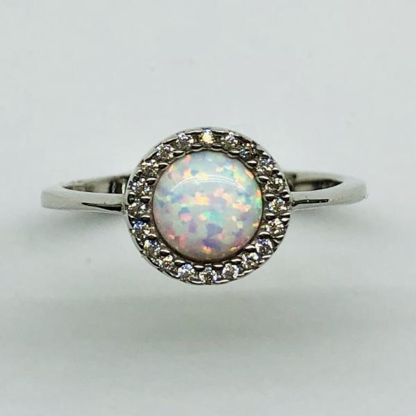 14 karátos fehér arany cirkónia köves gyűrű szintetikus opállal. A gyűrű súlya 2,1gr.