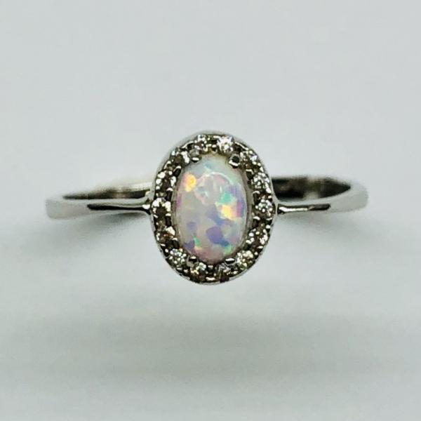 14 karátos fehér arany cirkónia köves gyűrű szintetikus opállal. A gyűrű súlya 1,5gr.