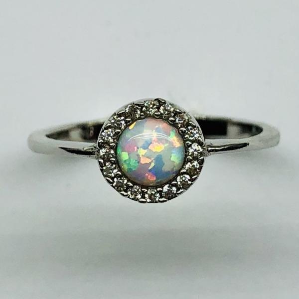 14 karátos fehér arany cirkónia köves gyűrű szintetikus opállal. A gyűrű súlya 2,0gr.